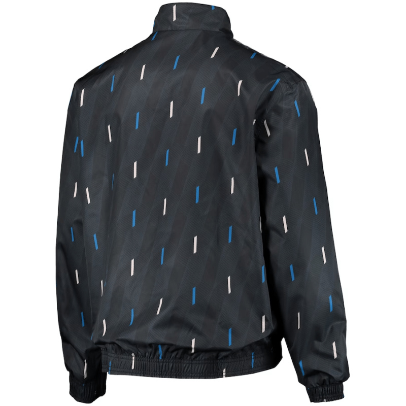 Veste Windrunner réversible à fermeture éclair complète avec logo de l’équipe sur le terrain et hymne de Manchester United 2023/24