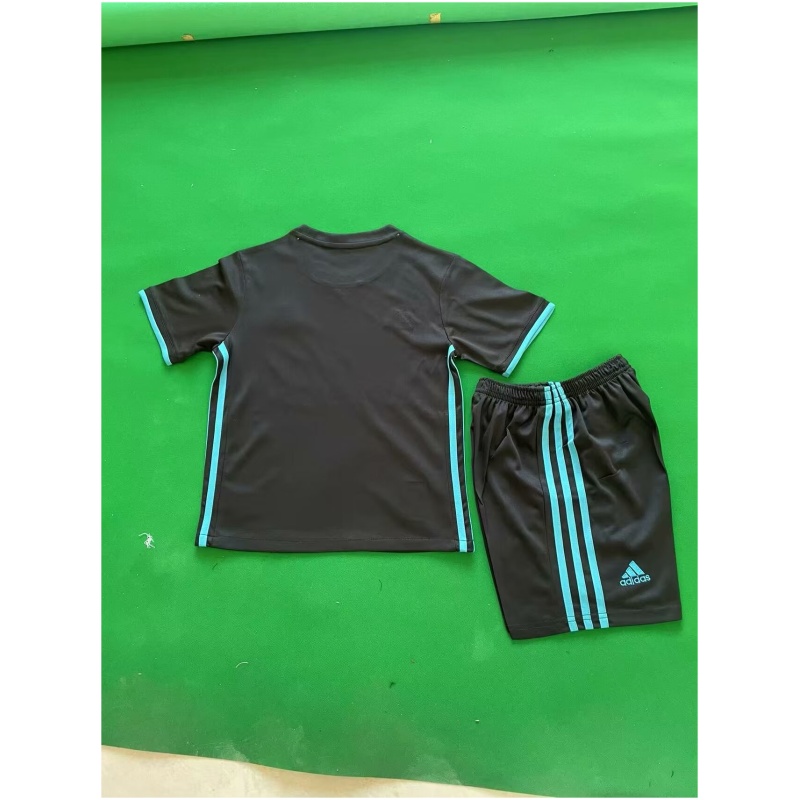 Maillot extérieur rétro pour enfant du Real Madrid 2017/18