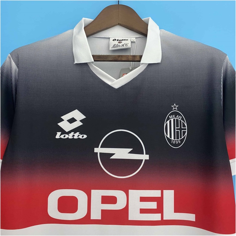 Maillot de football extérieur blanc rétro de l’AC Milan 1996/97.